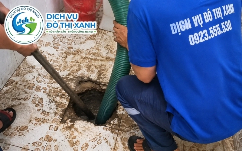 Kỹ thuật viên kiểm tra để phân biệt bồn cầu nghẹt, cống tắc và hầm đầy tại Ngọc Hiển