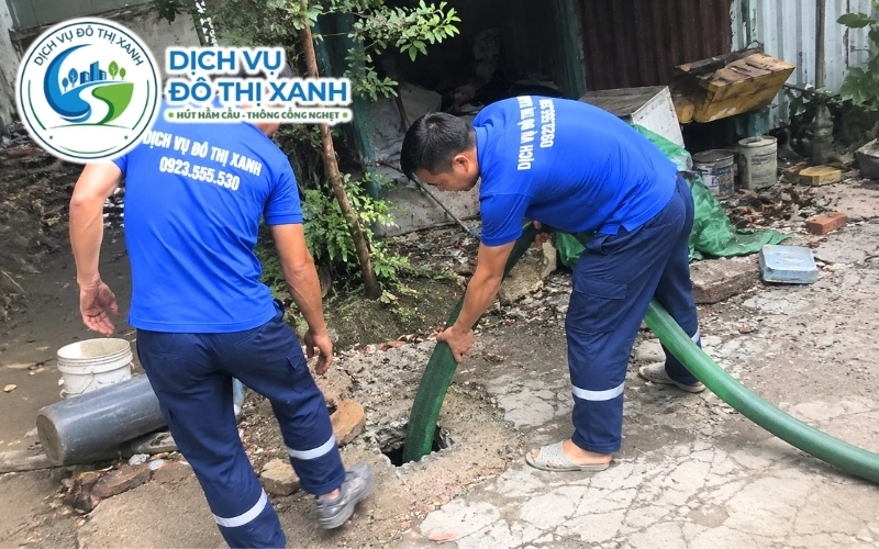 Kỹ thuật viên phân biệt nghẹt bồn cầu, ứ cống và đầy hầm tại Cái Nước