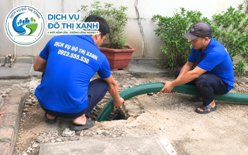Kỹ thuật viên phân biệt nghẹt bồn cầu, ứ cống và đầy hầm tại Năm Căn