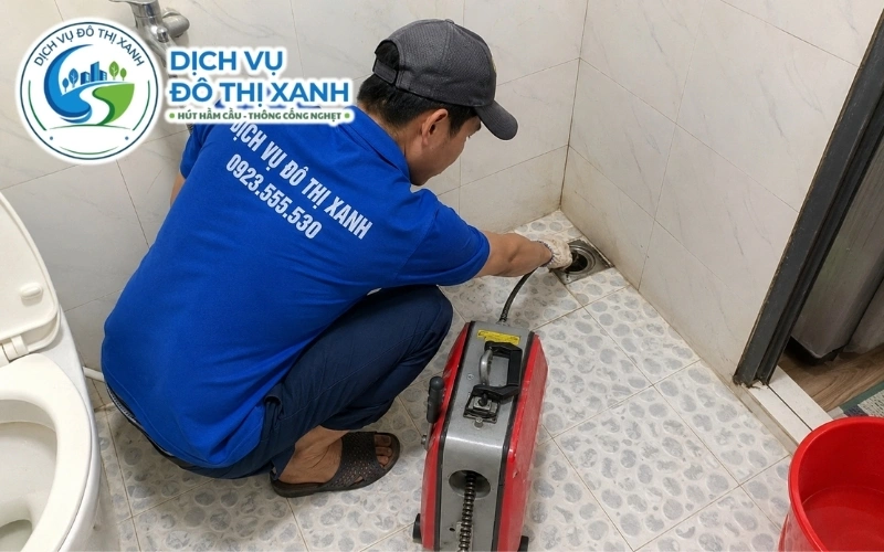 Kỹ thuật viên Đô Thị Xanh kiểm tra để phân biệt nghẹt cống bồn cầu và hầm cầu tại Phú Giáo