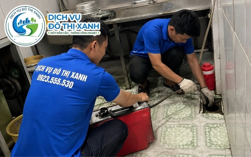 Kỹ thuật viên kiểm tra để phân biệt nghẹt cống, bồn cầu và hầm tại Tháp Mười