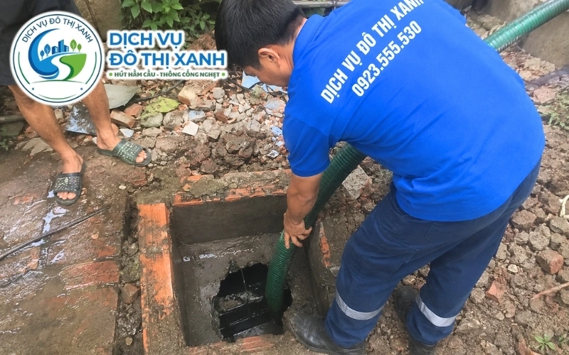 Kỹ thuật viên phân biệt nghẹt ống, hầm đầy và hố ga tràn tại Giồng Riềng