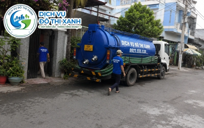 Kỹ thuật viên Đô Thị Xanh kiểm tra để phân biệt nghẹt ống và hầm đầy tại Châu Thành