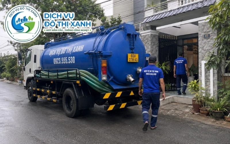 Kỹ thuật viên phân biệt bồn cầu nghẹt riêng từng phòng và hầm dãy trọ đầy tại Lấp Vò
