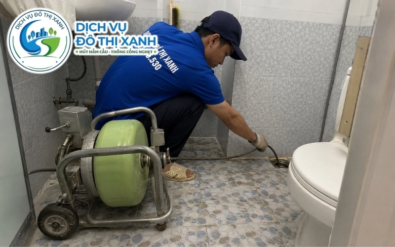 Kỹ thuật viên phân biệt trường hợp cần thông cống, thông bồn cầu hoặc hút hầm tại Trần Văn Thời