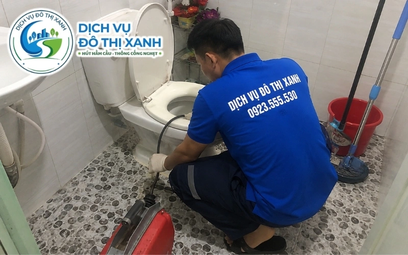 Kỹ thuật viên phân định bồn cầu nghẹt, cống tắc và hầm đầy tại Vĩnh Hưng