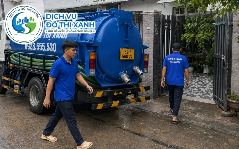 Kỹ thuật viên Đô Thị Xanh kiểm tra nguyên nhân nghẹt tại nhà dân Tân Hưng