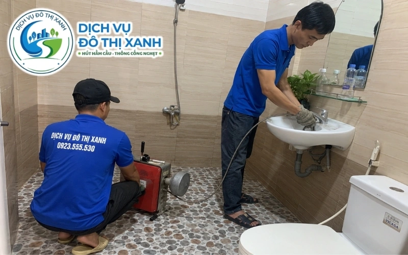 Nhân viên Đô Thị Xanh kiểm tra để phân loại tắc cống, bồn cầu và hầm tại Thanh Bình