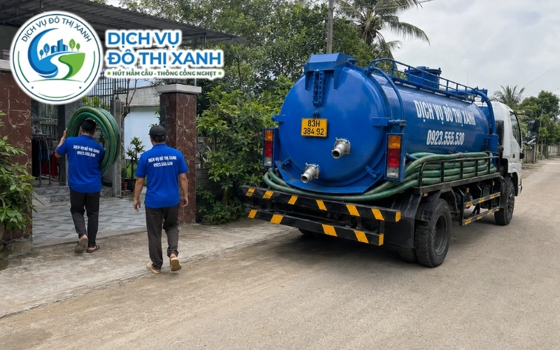 Kỹ thuật viên Đô Thị Xanh tư vấn rõ phí đường cho hộ dân vùng giáp ranh Thạnh Trị