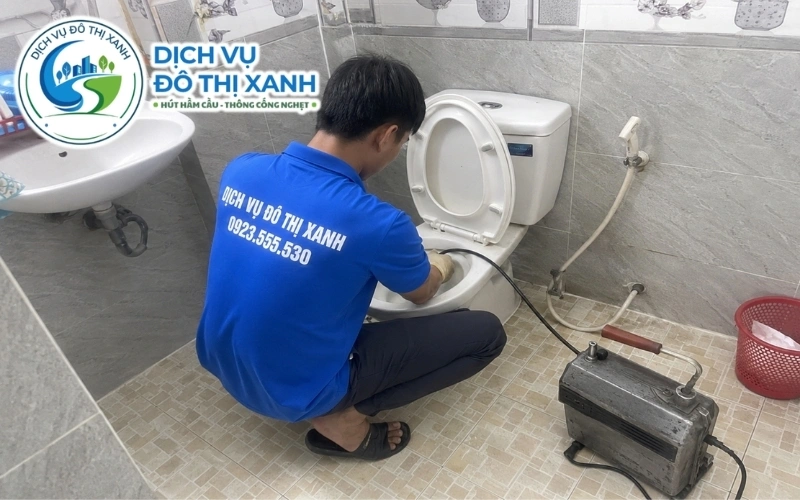 Sọt rác có nắp và bảng nhắc giúp phòng ngừa tắc bồn cầu tại nhà nghỉ Kiến Tường