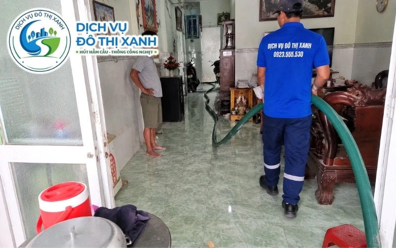 Đội xe Đô Thị Xanh phục vụ hút hầm cầu tại ba xã An Bình, Long Hồ và Phú Quới