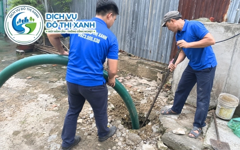 Đội Đô Thị Xanh phục vụ hút hầm cầu tại các xã quanh khu vực Hòn Đất