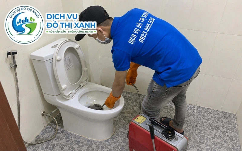 Nhân viên Đô Thị Xanh phục vụ thông bồn cầu tại Châu Thành, Hậu Giang