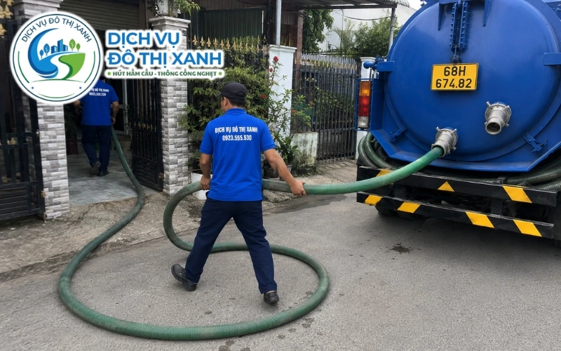 Đội Đô Thị Xanh thực hiện quy trình đo bùn và hút hầm cầu tại An Minh
