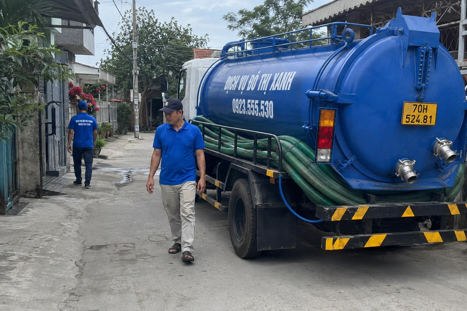 Đội thợ Đô Thị Xanh thực hiện quy trình hút hầm cầu tại Bến Cầu