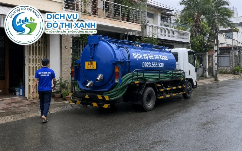 Gia chủ theo dõi kỹ thuật viên Đô Thị Xanh thả ống hút chạm đáy hầm tại Cầu Ngang
