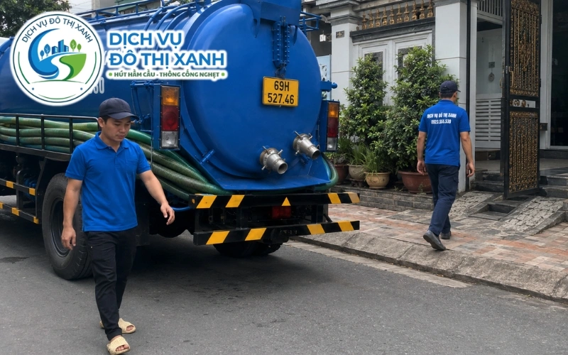 Đội thợ Đô Thị Xanh thực hiện quy trình hút hầm cầu tại Cái Nước