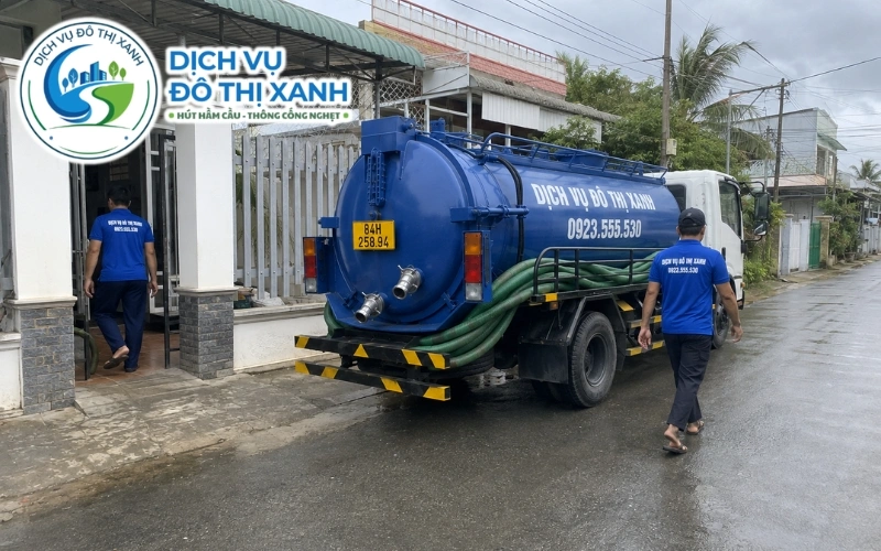 Đội thợ Đô Thị Xanh thực hiện quy trình hút hầm cầu tại Càng Long