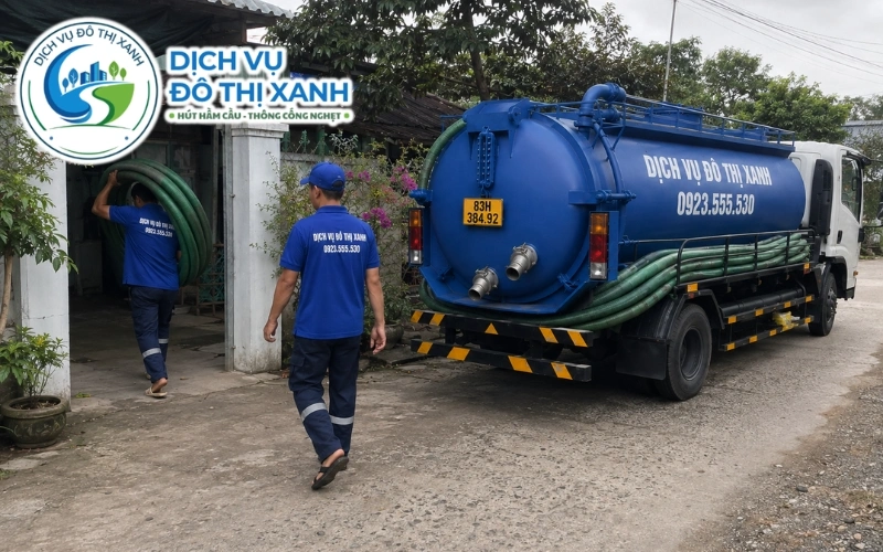 Đội thợ Đô Thị Xanh thực hiện quy trình hút hầm cầu tại Châu Thành Sóc Trăng