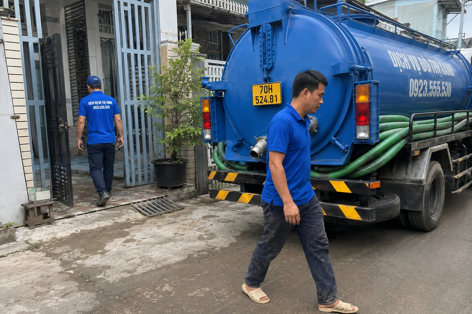 Đội thợ Đô Thị Xanh thực hiện quy trình hút hầm cầu tại Châu Thành Tây Ninh