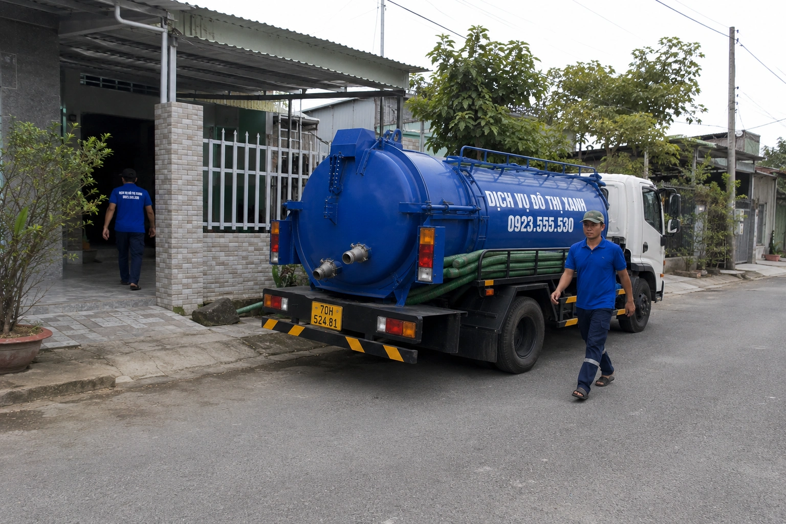 Đội thợ Đô Thị Xanh đo bùn, đánh tơi cặn và hút hầm cầu tại Dương Minh Châu