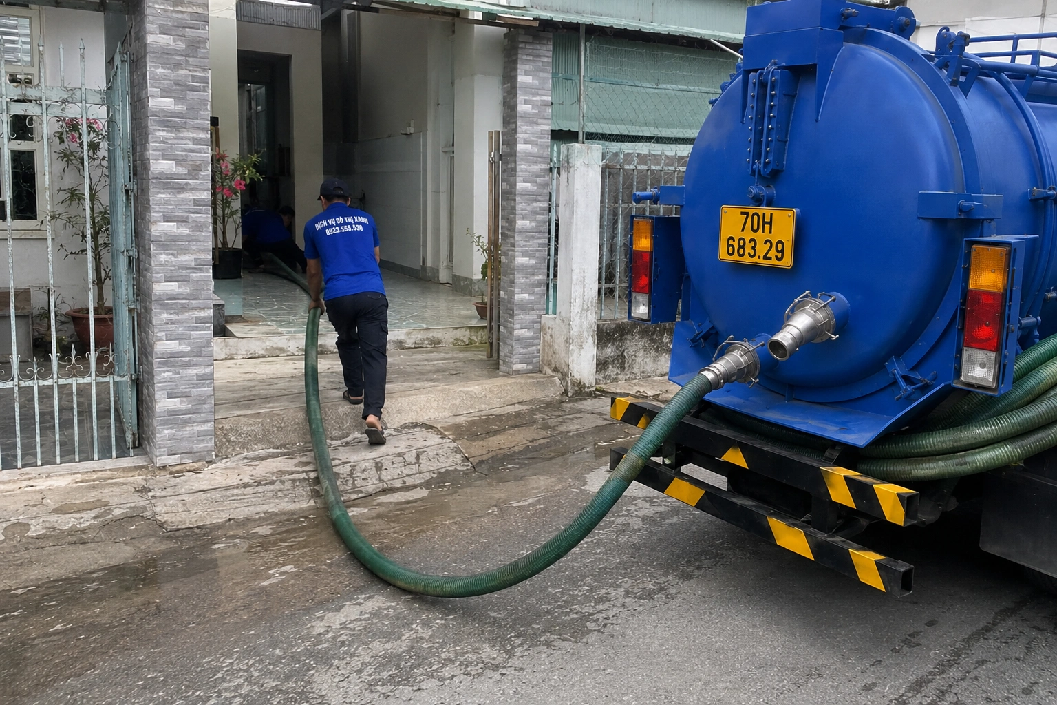 Đội thợ Đô Thị Xanh thực hiện quy trình đo bùn và hút từng ngăn hầm cầu tại Gò Dầu