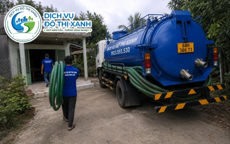 Đội thợ Đô Thị Xanh thực hiện quy trình hút hầm cầu tại Gò Quao