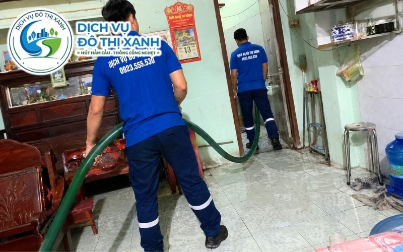 Đội thợ Đô Thị Xanh thực hiện quy trình hút hầm cầu cho khu trọ tại Long Hồ