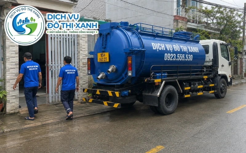 Kỹ thuật viên thực hiện quy trình đo cặn và hút hầm cầu tại Long Mỹ