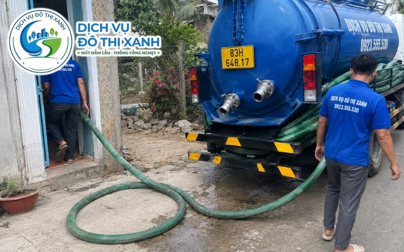 Đội thợ Đô Thị Xanh thực hiện quy trình sục cặn, hút hầm và dội rửa tại Long Phú