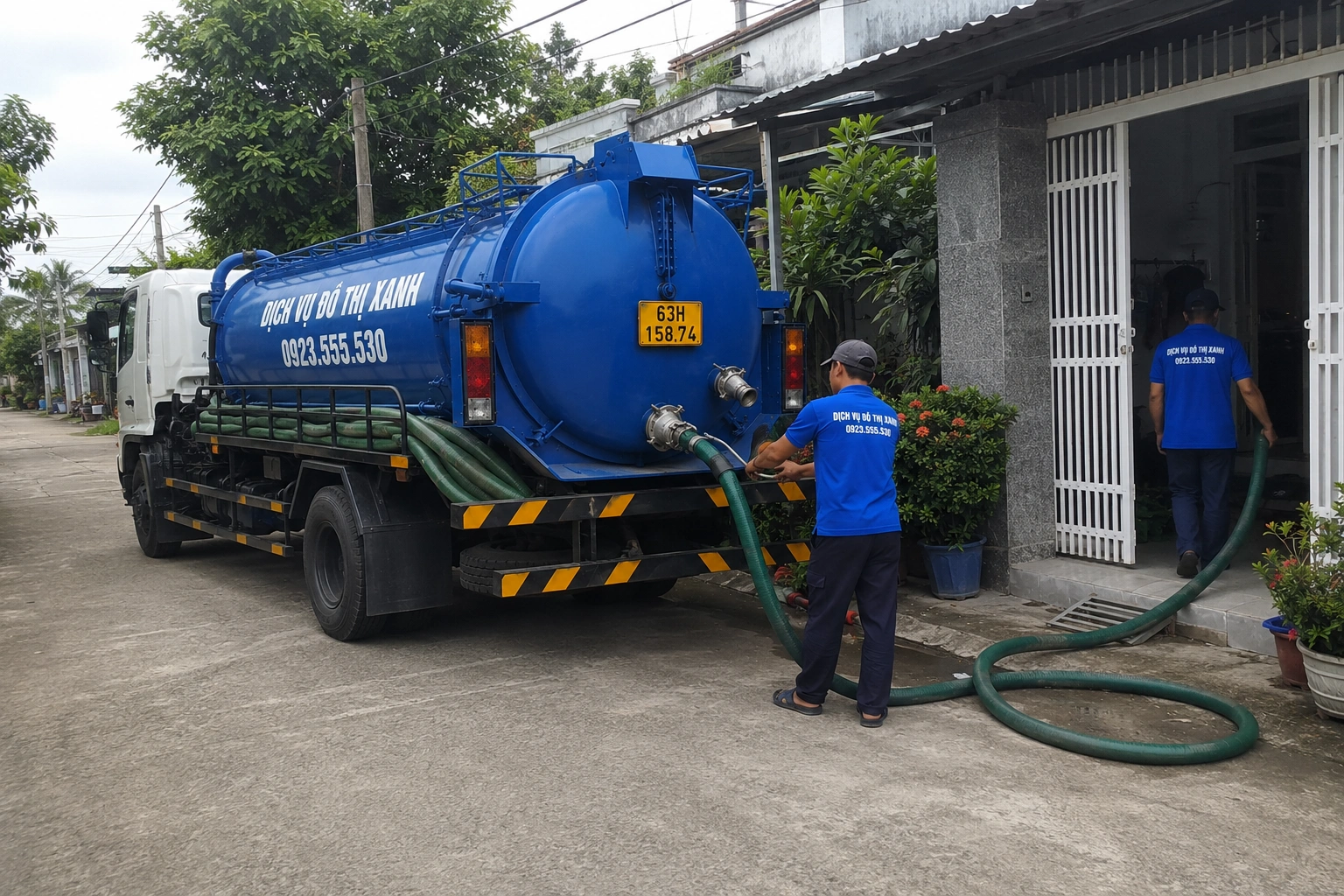 Hút hầm cầu Mỹ Tho, Đô Thị Xanh nhận ca đêm, báo giá 1 lần 6 Nhân viên Đô Thị Xanh khảo sát, hút và nghiệm thu hầm cầu tại Mỹ Tho