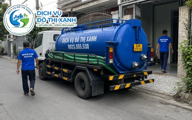 Đội thợ Đô Thị Xanh thực hiện quy trình hút hầm cầu tại Mỹ Tú