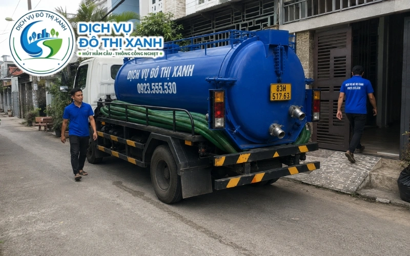 Nhân viên Đô Thị Xanh thực hiện quy trình hút, dọn rửa và nghiệm thu hầm cầu tại Mỹ Xuyên