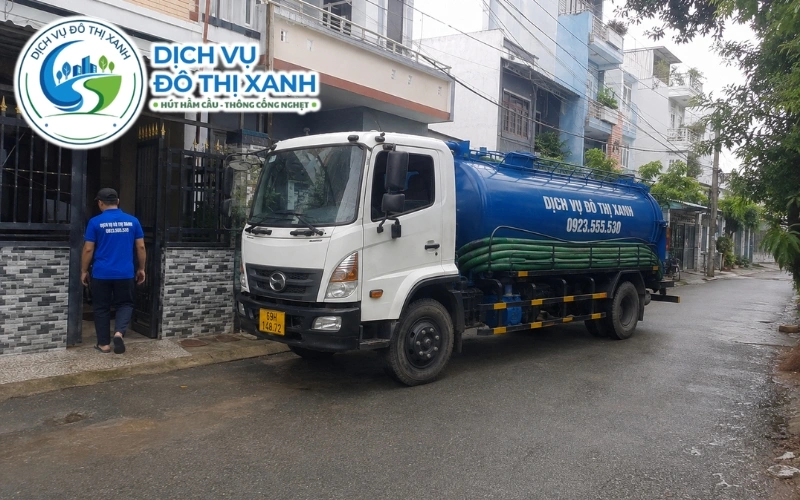 Đội thợ Đô Thị Xanh thực hiện quy trình hút hầm cầu tại Năm Căn