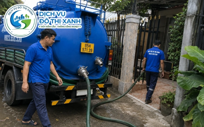 Nhân viên thực hiện quy trình hút và nghiệm thu hầm cầu tại Ngã Bảy