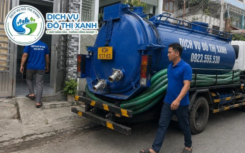 Hút hầm cầu Ngã Năm: Đô Thị Xanh hút đón mùa nước, 24/7 4 Đội Đô Thị Xanh thực hiện quy trình hút và sục cặn hầm cầu tại Ngã Năm