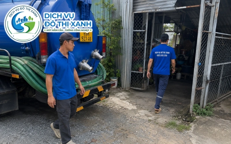 Nhân viên Đô Thị Xanh thực hiện quy trình hút hầm cầu tại Ngọc Hiển
