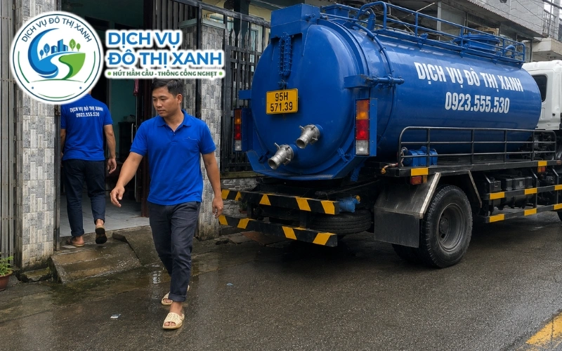 Nhân viên Đô Thị Xanh thực hiện quy trình hút hầm cầu tại Phụng Hiệp