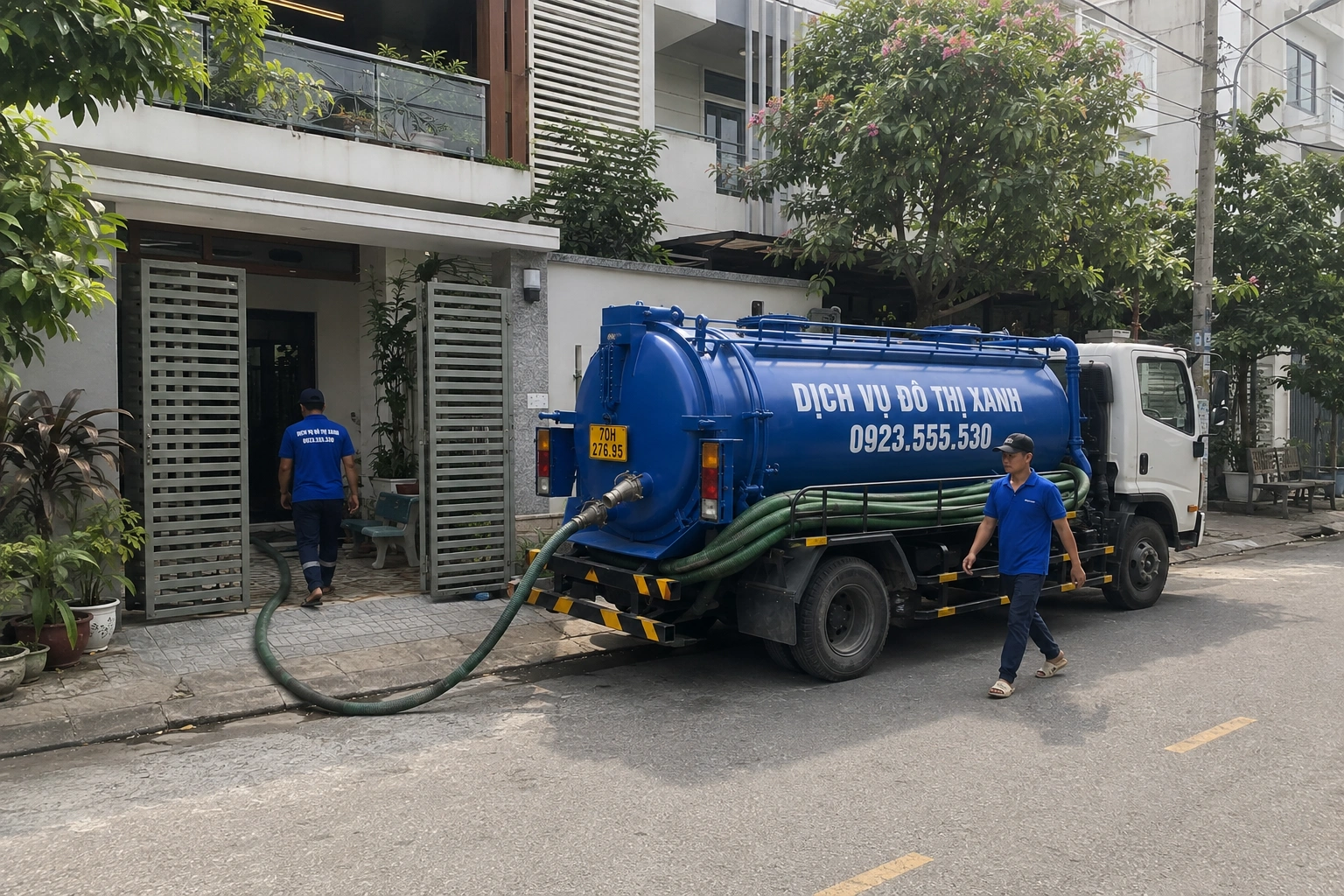 Đội thợ Đô Thị Xanh thực hiện quy trình hút hầm cầu và dọn sạch khu vực tại Tân Biên