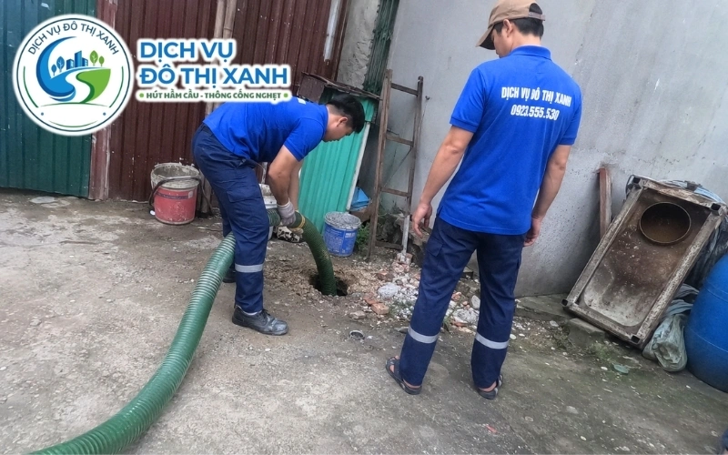 Đội thợ Đô Thị Xanh kéo ống thực hiện quy trình hút hầm cầu tại Thạnh Hóa