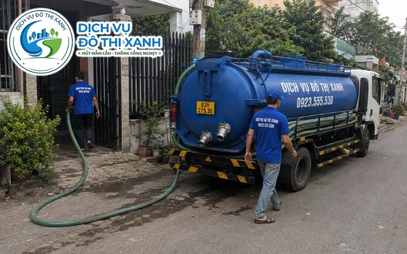 Đội thợ Đô Thị Xanh thực hiện quy trình hút và dội rửa hầm cầu tại Thạnh Trị