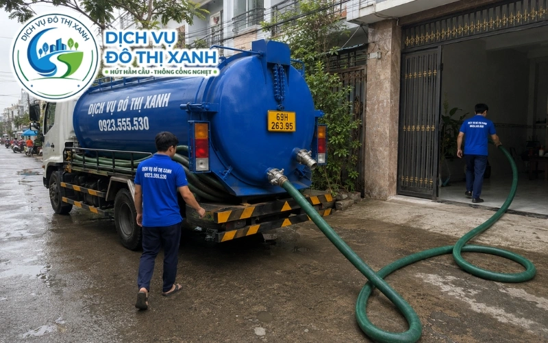 Đội thợ Đô Thị Xanh thực hiện quy trình hút hầm cầu tại Thới Bình