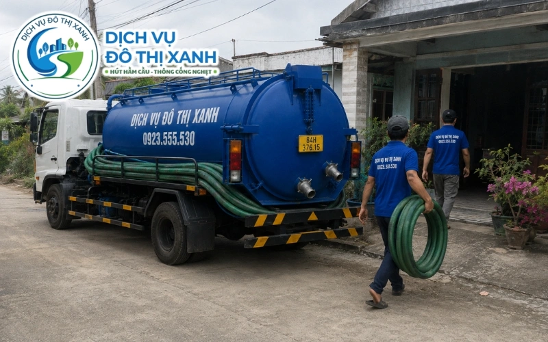 Nhân viên Đô Thị Xanh đo bùn, hút đáy và nghiệm thu hầm cầu tại Tiểu Cần