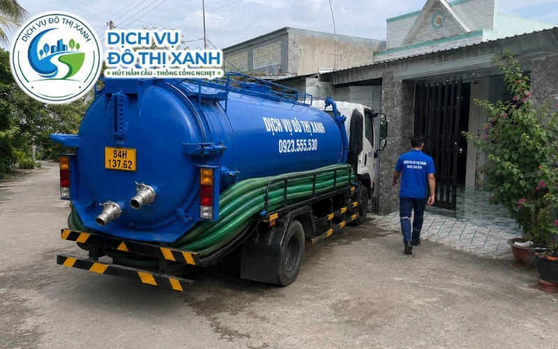Đội thợ Đô Thị Xanh thực hiện quy trình hút hầm cầu tại Trà Cú