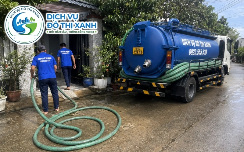 Đội thợ Đô Thị Xanh thực hiện quy trình hút hầm cầu và khử mùi tại Trần Đề
