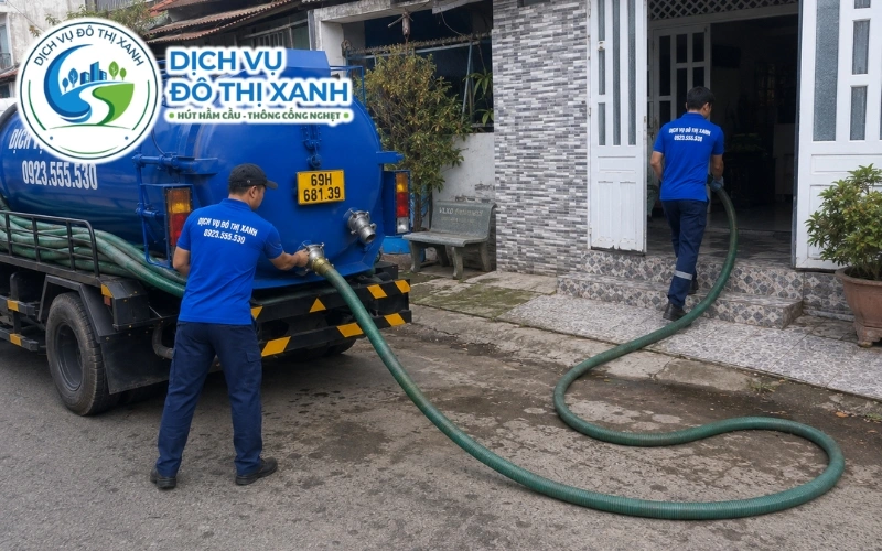 Đội thợ Đô Thị Xanh thực hiện quy trình hút hầm cầu tại Trần Văn Thời