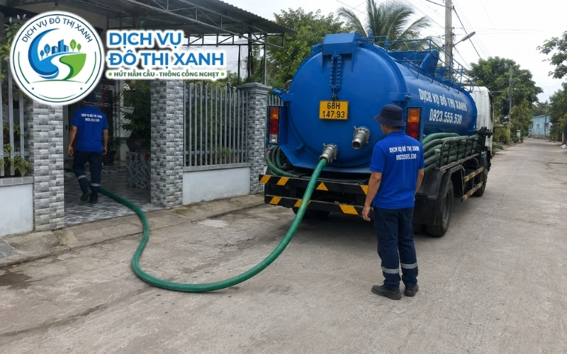 Nhân viên Đô Thị Xanh thực hiện quy trình hút và nghiệm thu hầm cầu tại U Minh Thượng