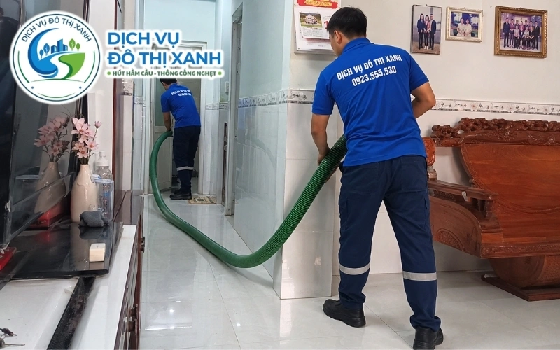 Đội Đô Thị Xanh thực hiện quy trình hút hầm cầu ven kênh tại Tân Thạnh