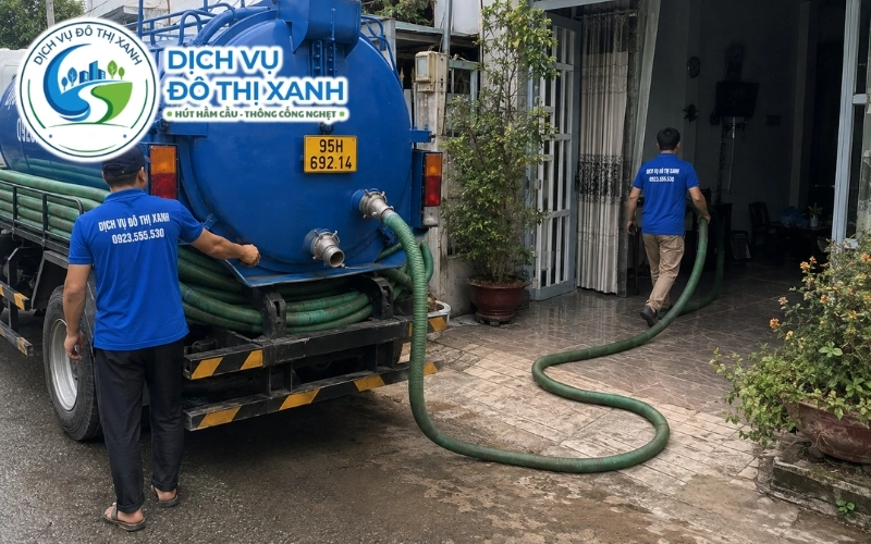 Đội thợ Đô Thị Xanh thực hiện quy trình hút hầm cầu tại Vị Thanh