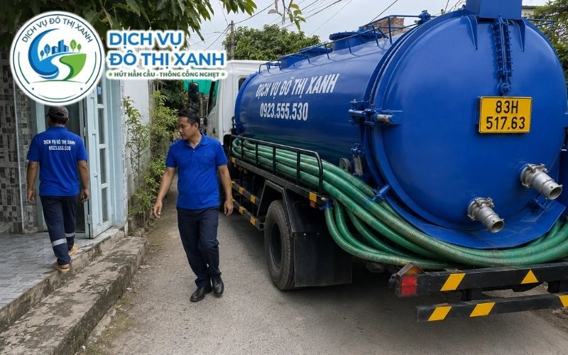 Đội thợ Đô Thị Xanh thực hiện quy trình hút hầm cầu vùng mặn tại Vĩnh Châu